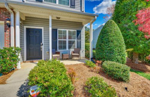 Cozy Greensboro Townhome with Community Pool and Grill - Foto 26
