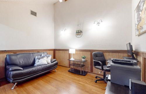 Walk to Park! Family-Friendly Laredo Home with Yard - Foto 12