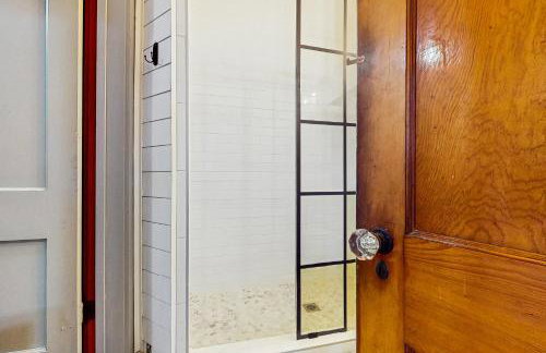 Walkable 1900s Home with Porch in Downtown Buda - Foto 12