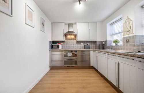 Spacious Apartment with Parking! - Photo 21