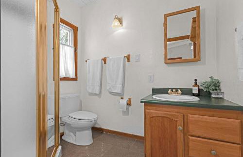 Serene Retreat with Hot Tub - Fire Pit - Deck - Foto 43