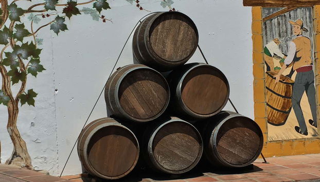 Barriles tradicionales en las calles de Cómpeta