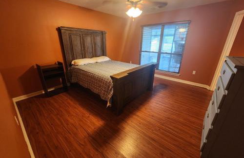 4BR 2BA Family Home On a Lake - Foto 21