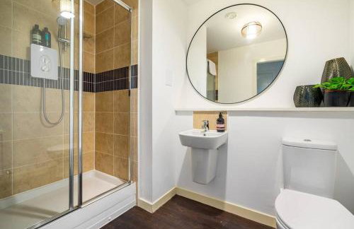 Bright, modern 2 bedroom house with free parking! - Foto 2