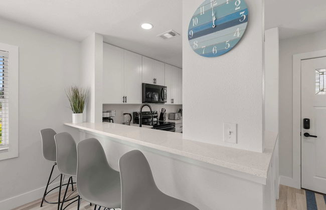 Relaxing 2BR Florida Home Close to Beach - Photo 5