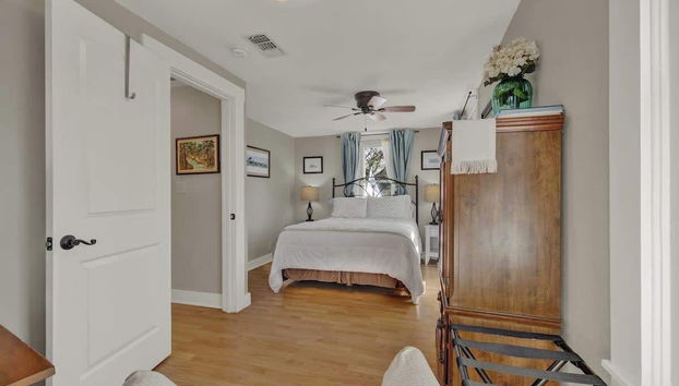 OSH Walk to Main St - Foto 3, Habitación