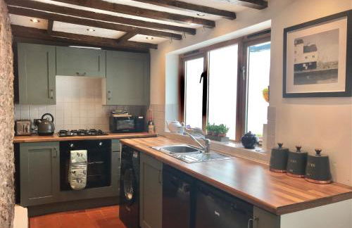 "FISHERMAN'S" Seconds from the Harbour & town centre with unlimited free parking nearby - Photo 17