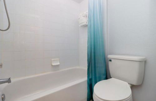 Serene 4-Bedroom Lakeview Retreat with South-Facing Pool & Sun-Drenched Outdoor Living - Foto 67