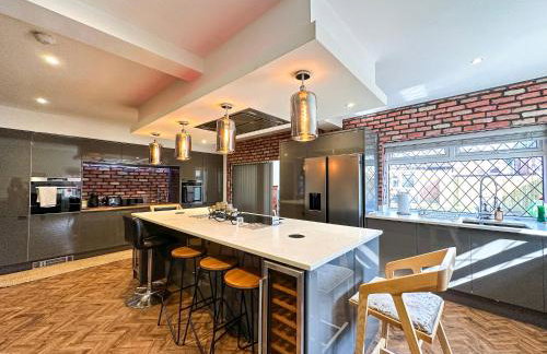 5BR Manchester Home Jacuzzi, Garden & Parking - Foto 16