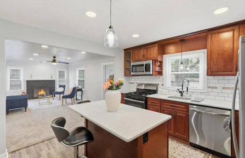 The Sunset Getaway, Modern 3BR w Deck Minutes from I-65, Fenced Yard - Foto 9