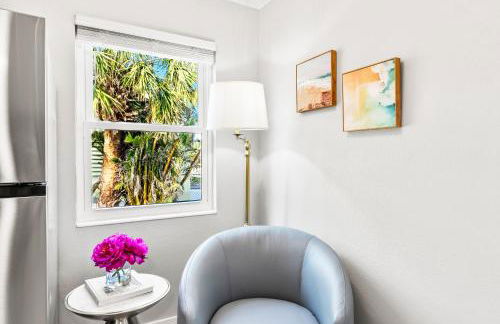 100 Steps to beach access - 5 minute walk to the Village - Private Porch - Foto 7