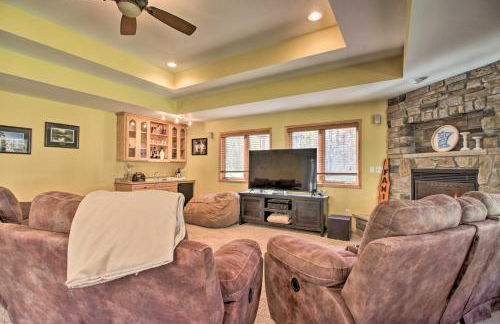 Cabin with Fire Pit and Movie Room, 1 Mi to Lake - Foto 15