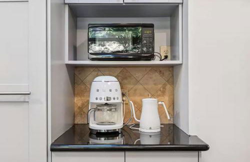 Modern Organic Home with Backyard Creek near State Park - Foto 15