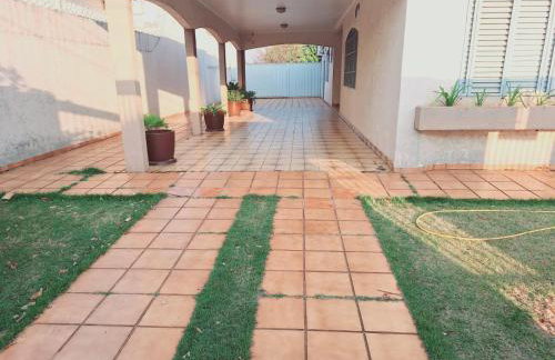 CASA - 3 quartos com ar - garagem para 3 carros - Foto 15