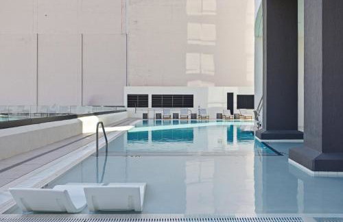 Upscale Downtown Condo Pool Gym & Skyline Views - Foto 50