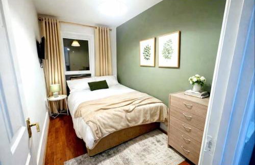 3BR House Near Liverpool & Chester-Parking-Sleeps7 - Foto 6