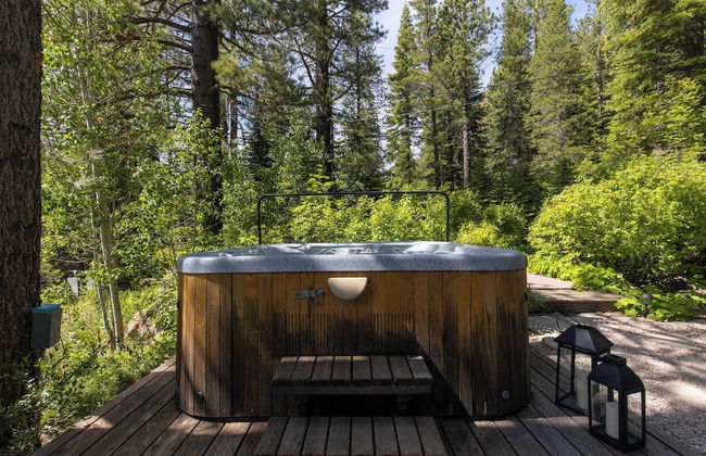 Everett by Avantstay 5mins to Palisades Tahoe! w/ HOT TUB - Photo 3