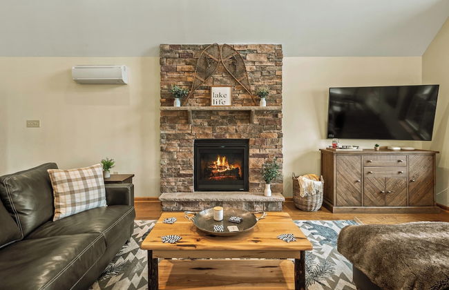 Pocono Paradise by Avantstay Lakeside Retreat, Hot Tub, Game Room, Near Beach - Foto 39