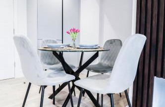 The Booker Retreat - Bright 1BR Top Floor Apt with Free Secure Underground Parking - Foto 2