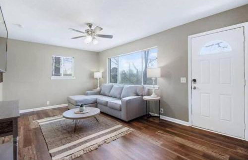 Travis' Place - Convenient and Affordable Location - Foto 12