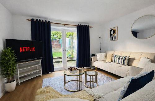 4 Bed Cosy Home w Free parking, Pets Welcome - Foto 1