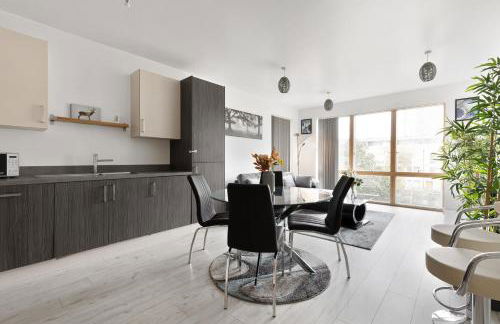 2BR Apartments in Canning Town Station with Balcony - Foto 7