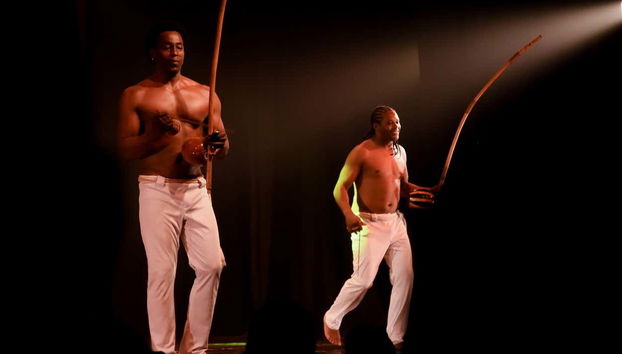 Due artisti locali durante la performance