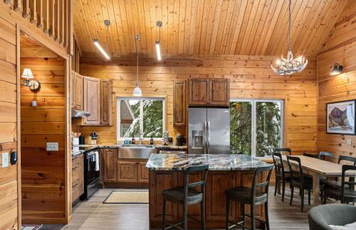 Alpine Retreat at Snoqualmie Pass- 5-Min to Slopes, Private Creek, BBQ, Fireplace, Smart TVs, Kids Games, Hi-Speed Wi-Fi - Foto 15