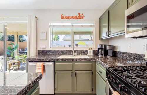 Spacious Yard, Sparkling Pool & Spa, Firepit, 9beds! - Photo 27