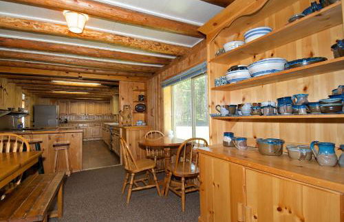 Grey Wolf Retreat by KABINO Sleeps 20 Commercial Kitchen Fire Pit WiFi Bunk Beds - Foto 20