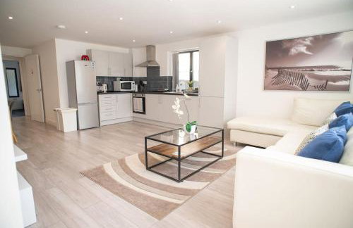 Maisy Lodge - Two Bed Lux Flat - Parking, Netflix, WIFI - Close to Blenheim Palace & Oxford - F2 - Photo 4