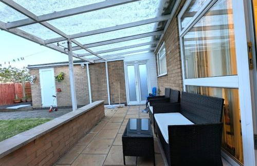 A cosy & stylish two-bed bungalow with garden & parking, close to a shopping centre, motorways and bus stops - Foto 23