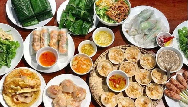 Una mesa repleta de platos vietnamitas