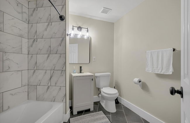 Modern Studio Apartment With Queen Bed - Photo 19