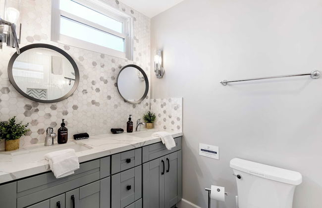 Luxe Backyard Oasis w/ Hot Tub Chic Design South Park Sanctuary - Foto 18