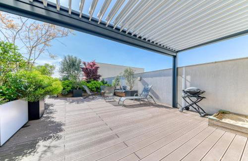 GuestReady - Chic Stay with Jacuzzi and Parking - Photo 26