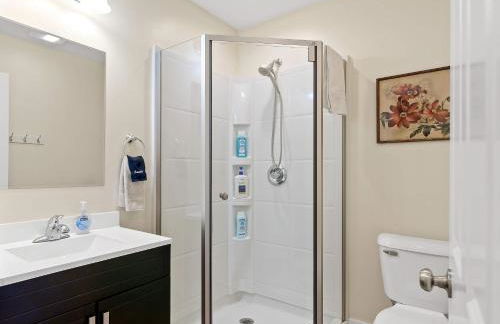 Expansive Lakefront Home with Private Dock - Foto 17