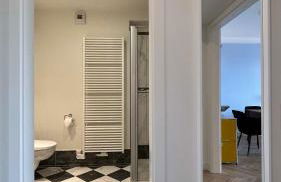 CLS Zentrale City-Wohnung in Hamburg mit E-Laden und Tiefgarage, Klimaanlage, gratis WLAN, Smart TV, großer Balkon, Nespresso Maschine inklusive Kapseln, Blick über Hamburg, Parkplatz, Cafe im Haus, Bushaltestelle direkt gegenüber, Flex Check In - Foto 23