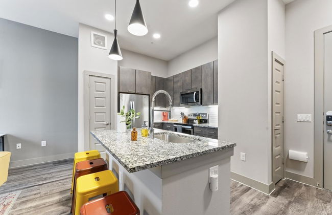 Upscale 1BR King Suite Close to Downtown w Fast Wifi - Foto 4