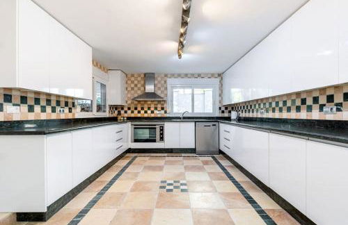 Entire Large Villa next to Award-winning beach - Foto 45