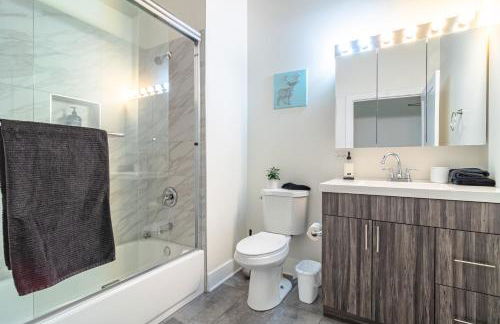 Modern 2BR Loft with Amazing City Skyline View and Optional Parking for 8 Guests Near McCormick Place and Soldier Field - Foto 28