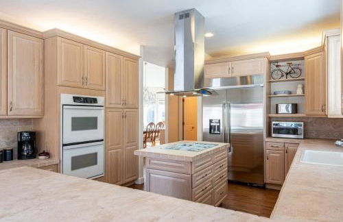 Luxurious 4BR Retreat - Pool Table & Chic Amenities - Photo 21