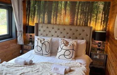 Otter 1 - Private Hot Tub - Bali Inspired Lodge - Bath - Longleat - Wiltshire - Photo 36