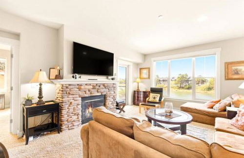 Seaside Waterfront condo walking to downtown and beach - Foto 1