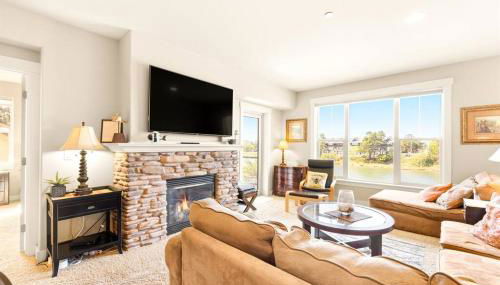 Seaside Waterfront condo walking to downtown and beach - Foto 1