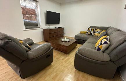 3-Bed Family Home in Furzton, Near Lake & Parking - Photo 6