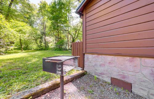 Pet-Friendly Creekside Cabin with Pool Access! - Foto 24