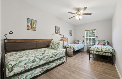 Game Barn, Cowboy Pool, 17ft Movie Screen - sleeps 10 - Photo 19