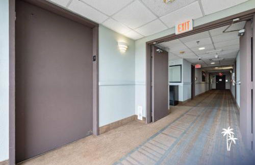 Lake View Top Floor 2 Bed 2 Bath Condo with Balcony - Foto 41