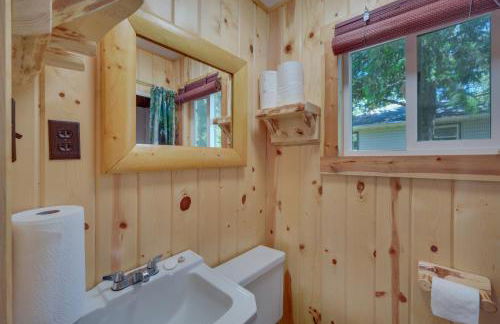 Lakefront Cabin with Dock, Fire Pits in Danbury! - Foto 15